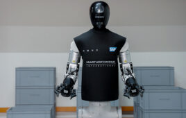Bir depoda insansı robot