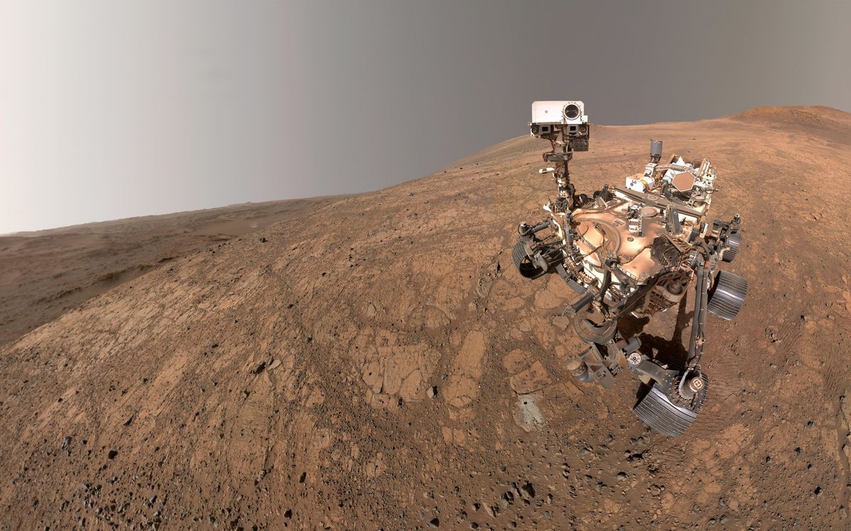 NASA'nın Perseverance aracının Mars'ın kayalık yüzeyinde ilerlerken çektiği bir otoportre.