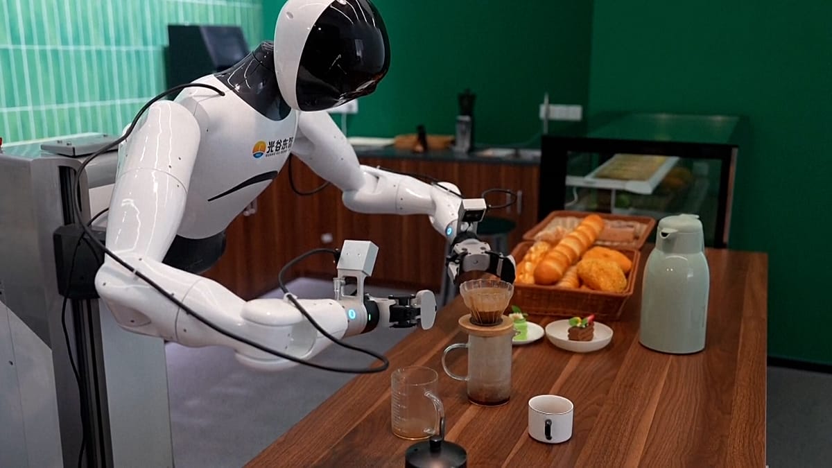 Çin'deki robot eğitim tesisinde görevleri öğrenen insansı robotlar