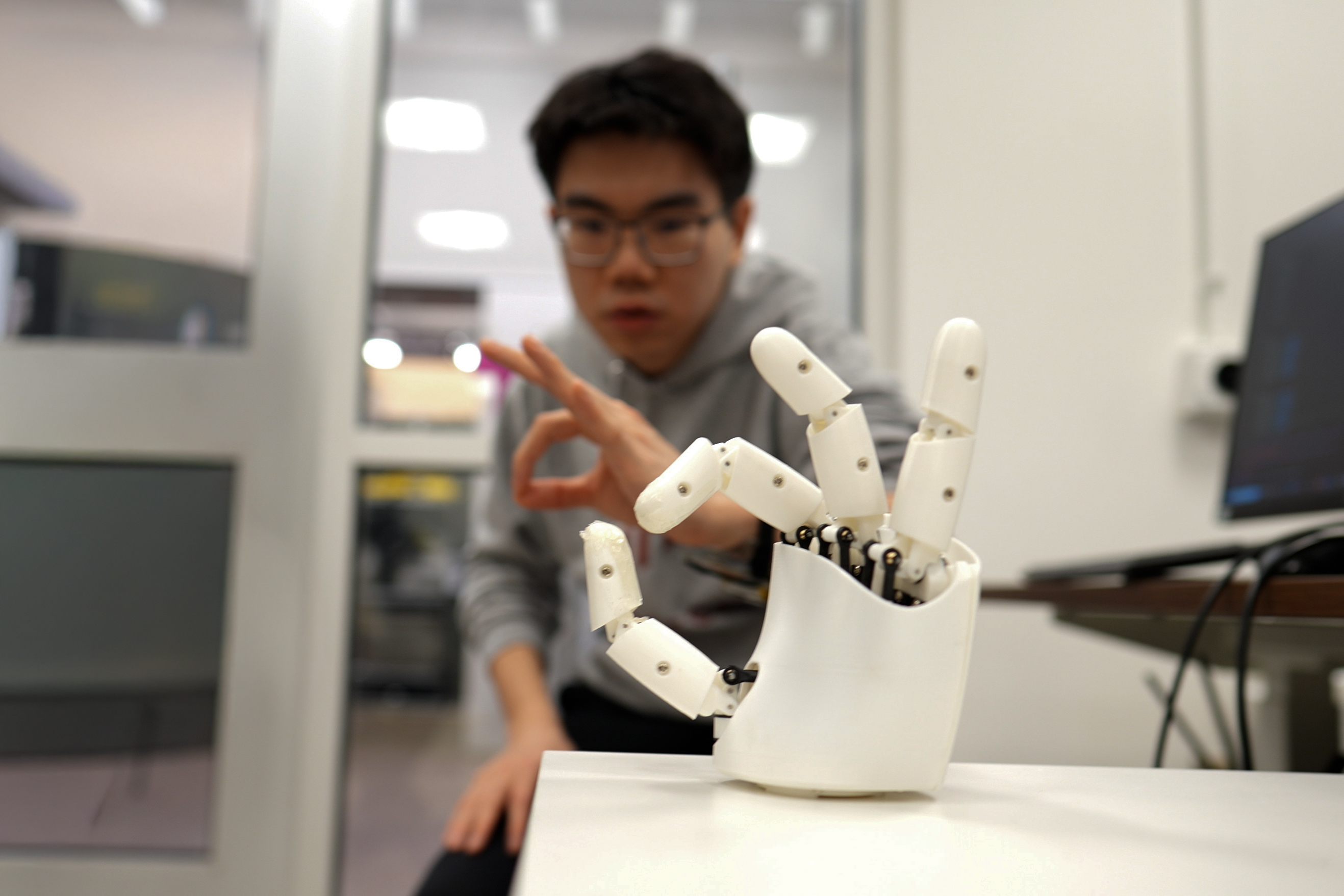 MIT'nin Ultrason Bilekliği Robotik Ellerin Gerçek Zamanlı Kontrolünü Sağlıyor